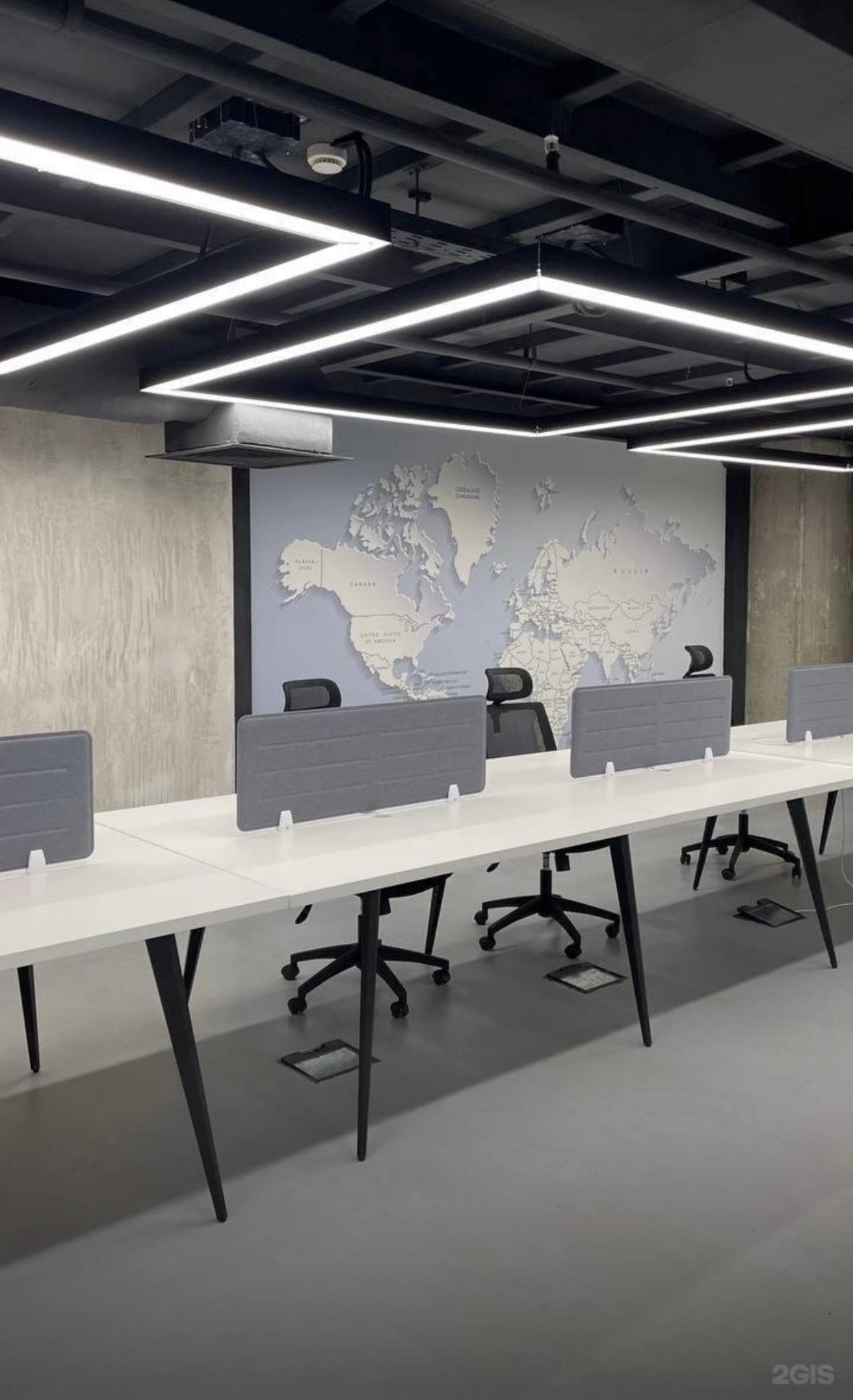 Рабочие места с картой мира на стене в Coworking Office