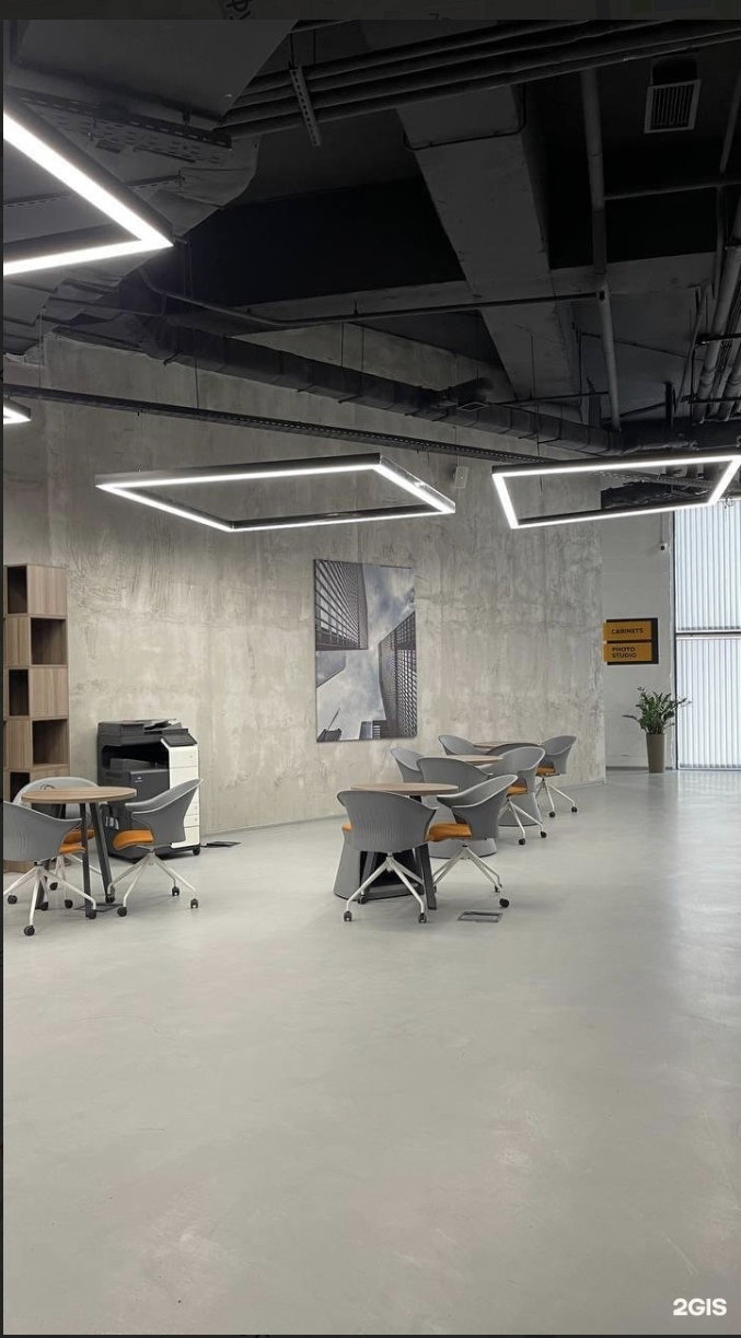 Зона с круглыми столами и принтером в Coworking Office