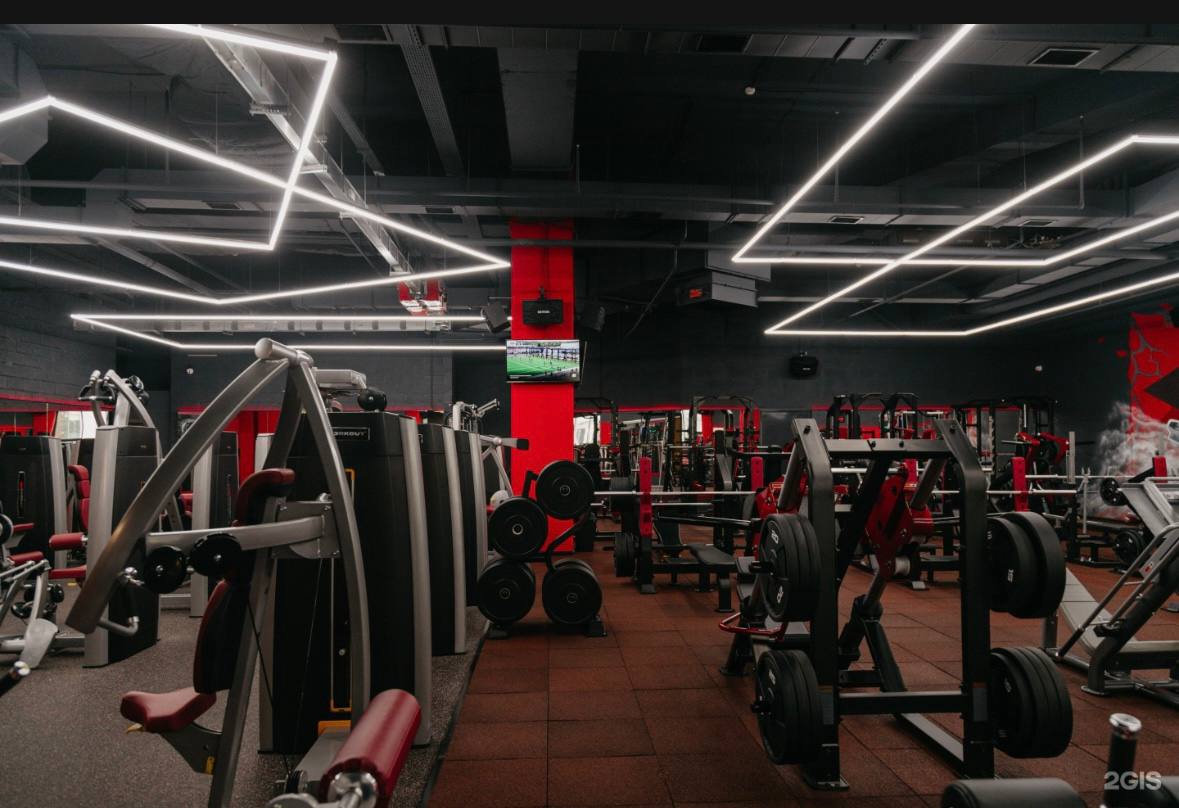 Зал Workout с силовыми тренажёрами и неоновой подсветкой