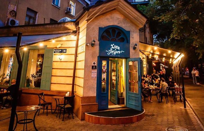 Уличная веранда и вход в ресторан вечером